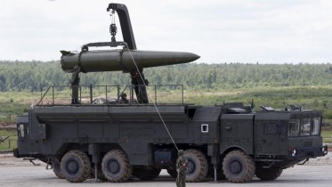 Russian servicemen equip an Iskander tactical missile system at the Army-2015 international military-technical forum in Kubinka, outside Moscow, Russia, June 17, 2015. REUTERS/Sergei Karpukhin